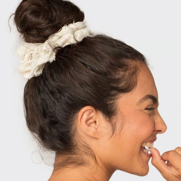 Kitsch Brunch Scrunchie with Frayed Linen Cream - New With Tags!! - Picture 2 of 6